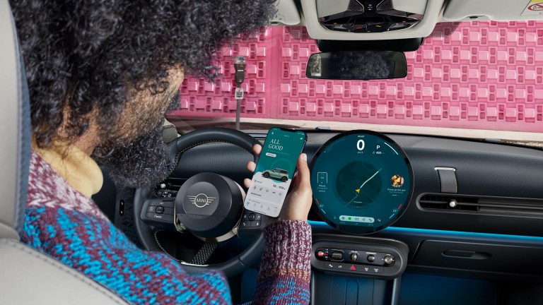 MINI Cooper cu 3 uşi - experienţa digitală - mini app