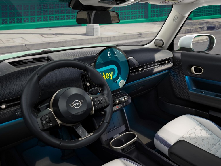 MINI Cooper cu 3 uşi - interior - video intro