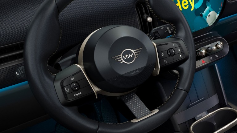 MINI Cooper cu 3 uşi - interior - senzaţii mai tari