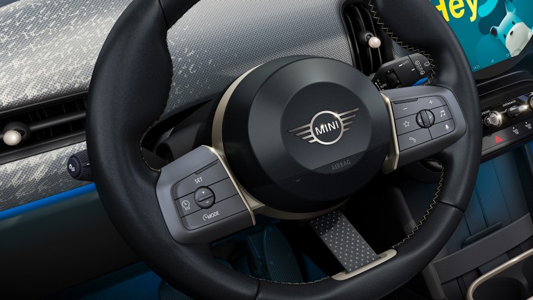 MINI Cooper cu 5 uşi - interior - volan în dimensiunile originale