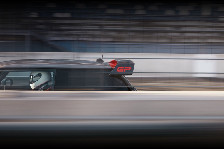 MINI John Cooper Works GP – imagine din partea frontală şi din lateral – spoiler pentru plafon
