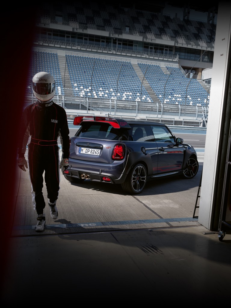 MINI John Cooper Works GP – imagine din lateral şi din spate – circuit de curse