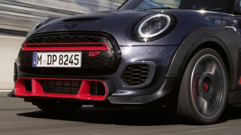 MINI John Cooper Works GP – imagine cu partea frontală – bara-spoiler