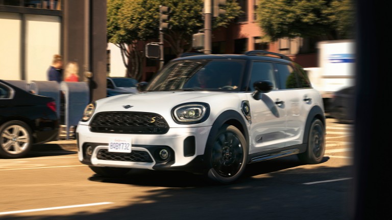 MINI Cooper SE Countryman All4 – Imagine din partea lateral-faţă în argintiu şi negru – comparaţie între modele 